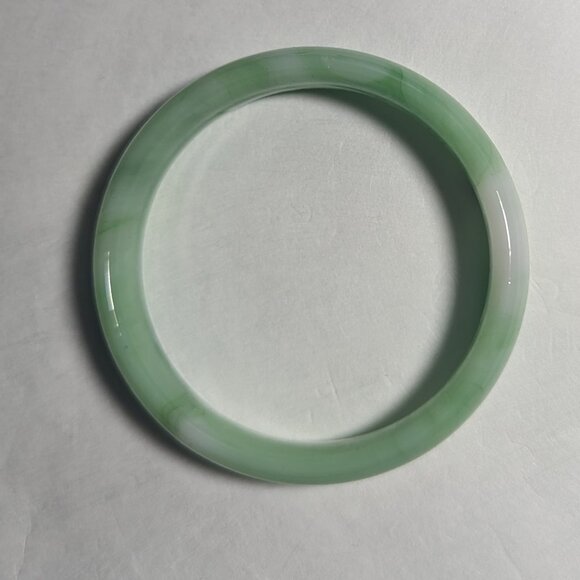 Green Jade Bangle - Picture 3 of 11